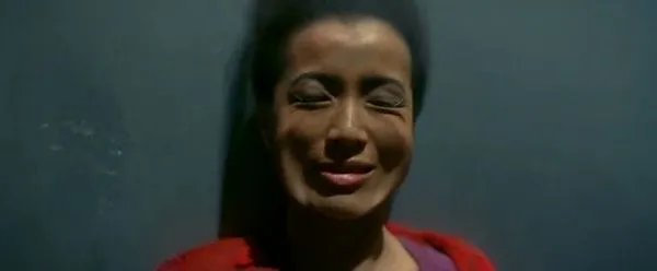 成龙和一个女的被粘着在铁板上是什么电影