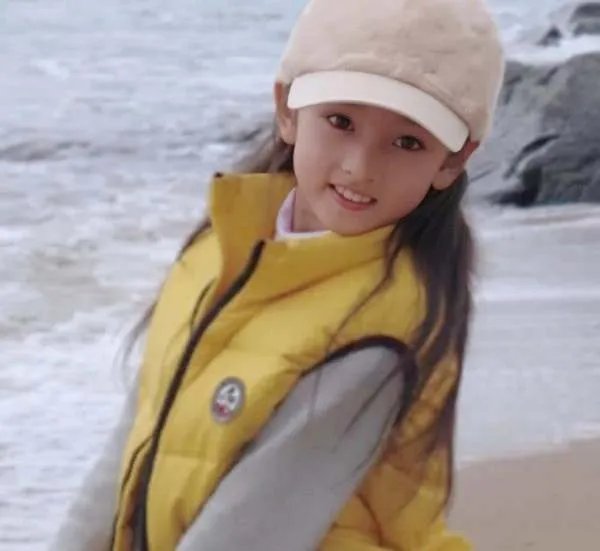 欧阳娜娜童年照够可爱了，宋祖儿的更加惊艳，她们童年时期是什么样？