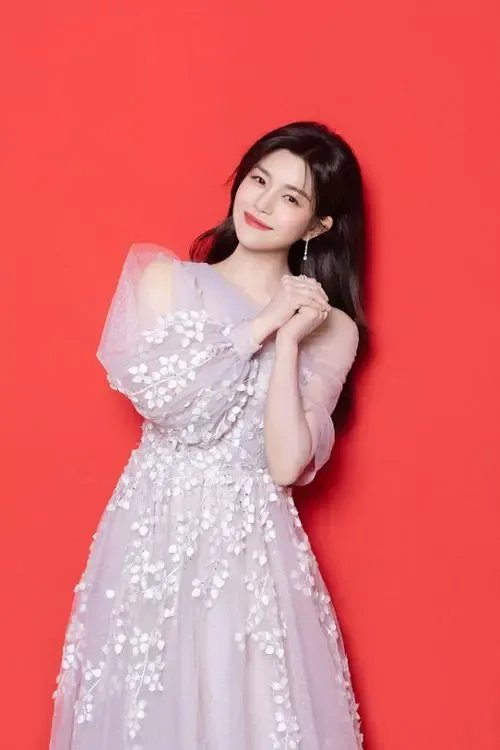 陈妍希戴墨镜现身机场，穿格子短裙减龄显少女，她最近有什么行程安排？