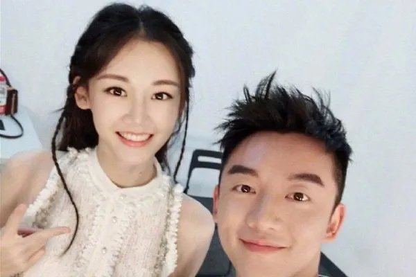 郑恺苗苗官宣领证，他们是怎么相识相恋的？