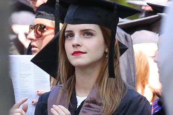 陈瑶晒学士服毕业照素颜清丽可爱，还有哪些明星晒过自己的毕业照，谁的最好看？