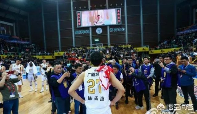 比赛还剩1分钟，林志杰下场，阿不都沙拉木鼓掌欢送，你怎么看？