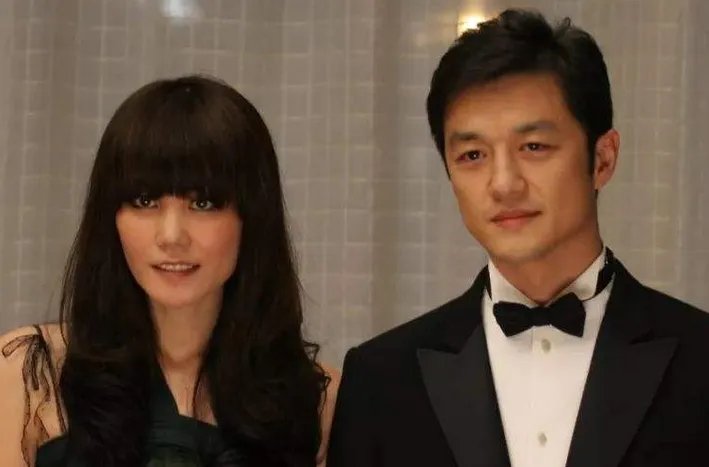 李亚鹏新恋情曝光后被偶遇，穿着休闲状态轻松，另一伴对你有何改变？