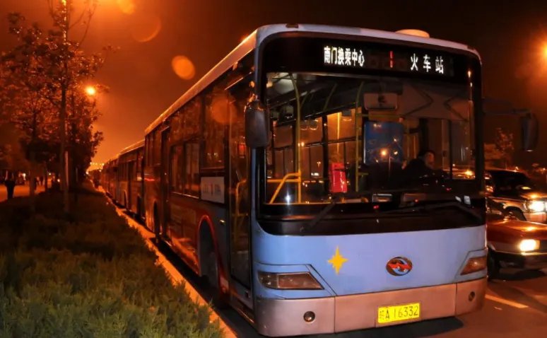 公交司机为什么给乘客下跪道歉？