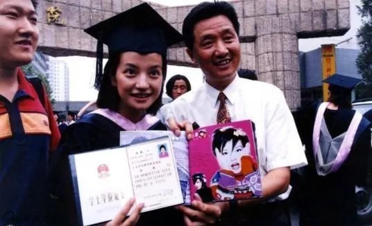 陈瑶晒学士服毕业照素颜清丽可爱，还有哪些明星晒过自己的毕业照，谁的最好看？