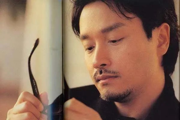 唐鹤德为张国荣庆冥寿，同样六十多岁的他现在仍旧单身，是因为放不下哥哥吗？