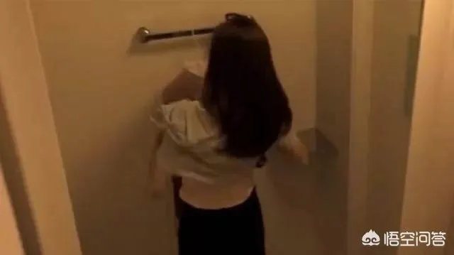 主播更换衣服忘关直播,斗鱼又一女主播火了!网友:为火不择手段,你有何看法?