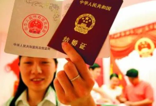 现在的离婚证是什么颜色 离婚证是哪一年换成红色的