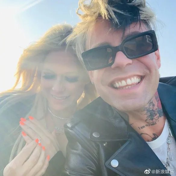 艾薇儿官宣订婚！与男友甜蜜相拥 秀心形大钻戒