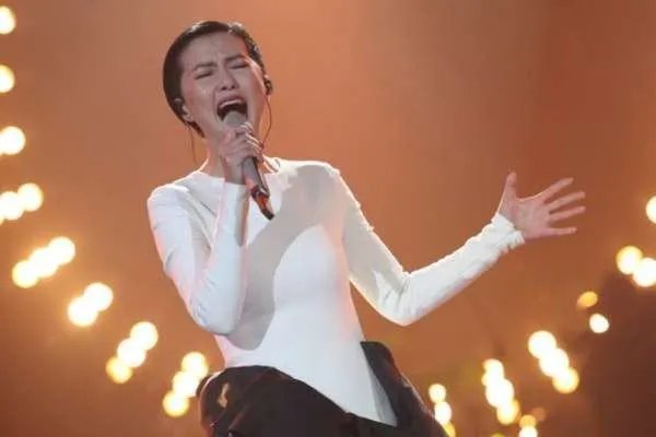 谭维维改编的摇滚《敢问路在何方》，为何大家反响如此强烈？