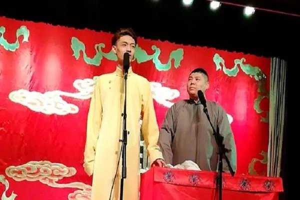 德云社演员因被催促就怒怼观众，台上演员的素质已经荡然无存？