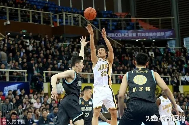 比赛还剩1分钟，林志杰下场，阿不都沙拉木鼓掌欢送，你怎么看？