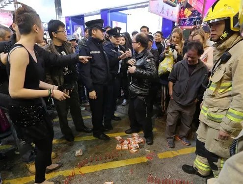 女子路边蜡烛求婚的具体情况？