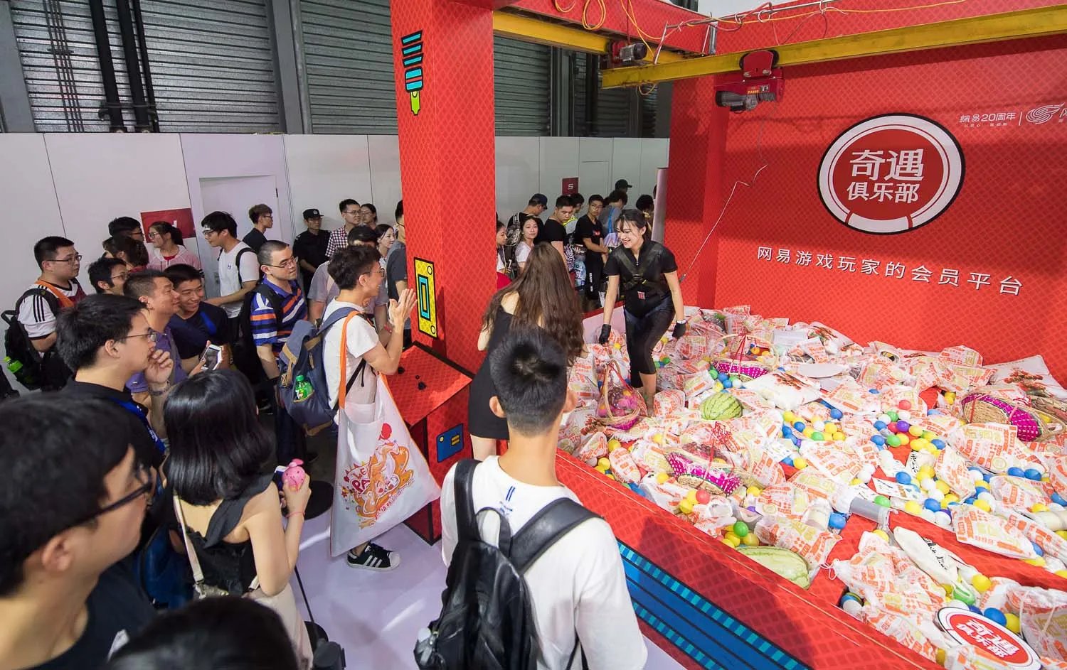 真人娃娃机到底有多好玩?不看SG只求当个娃娃夹走福利