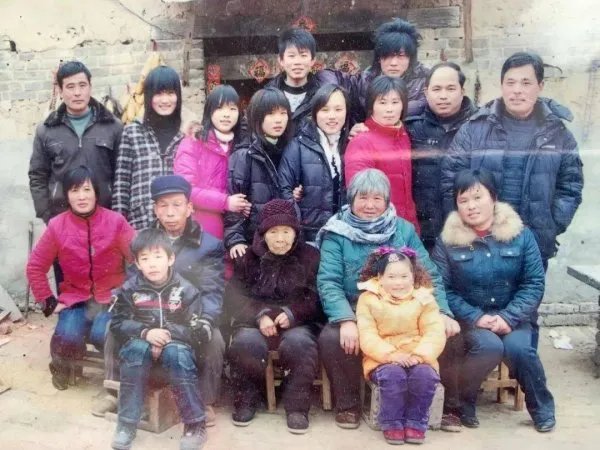 兄弟姐妹7人还原老照片场景