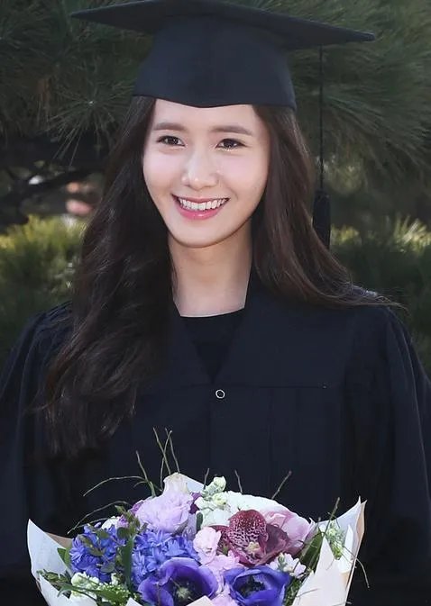 陈瑶晒学士服毕业照素颜清丽可爱，还有哪些明星晒过自己的毕业照，谁的最好看？