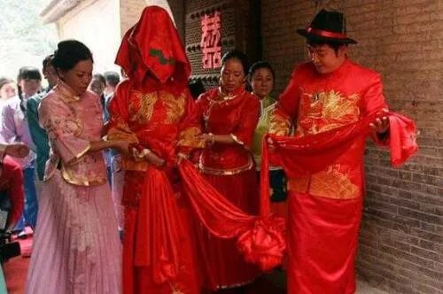 扶新娘下车的人叫什么 新娘接进男方家门后的流程有哪些
