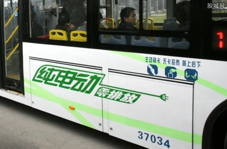 客车向婴儿收费 售票员表示只要有头有脚就要收费