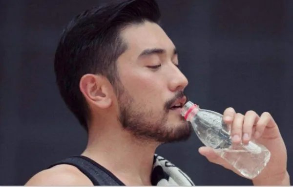 高云翔和高以翔有什么样的关系，难道真是亲兄弟吗？