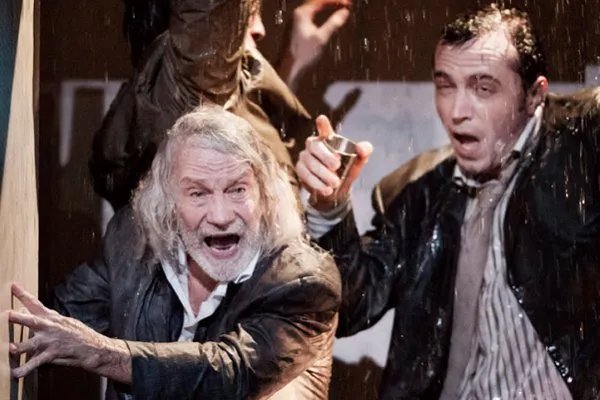 莎士比亚去世百年后，遗作流入民间引追捧，为何过了没多久大家发现被骗了？