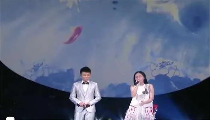 郭沁为什么坐在椅子上