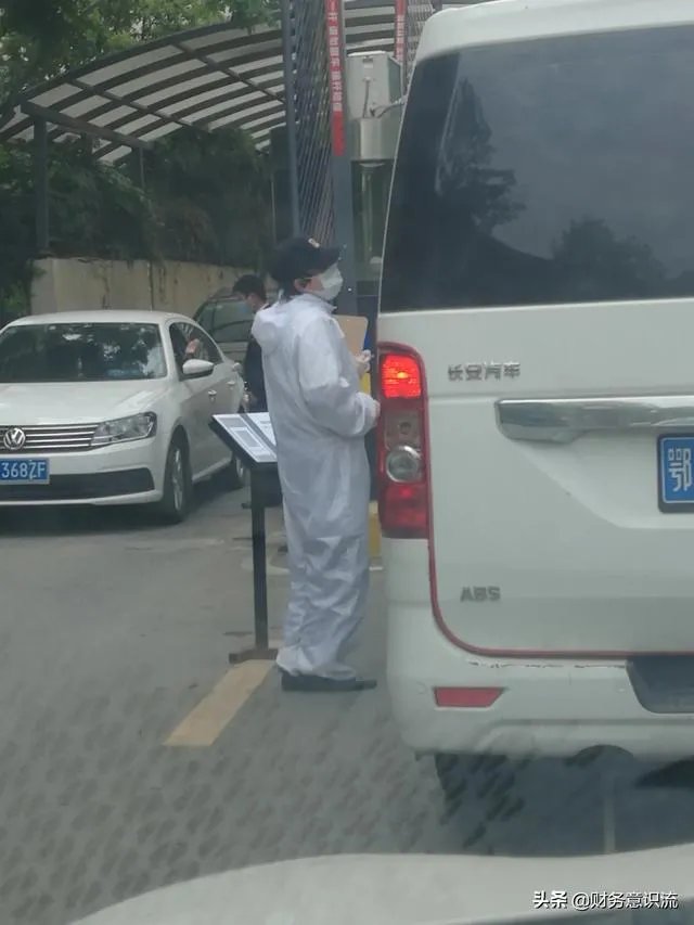 我想问一下，就现在的情况，哈尔滨是不是应该封城啊？