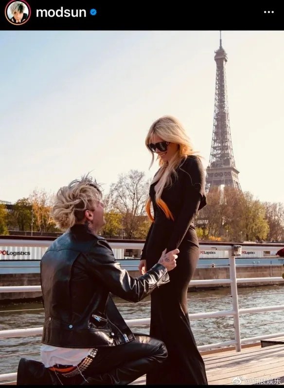 艾薇儿官宣订婚！与男友甜蜜相拥 秀心形大钻戒