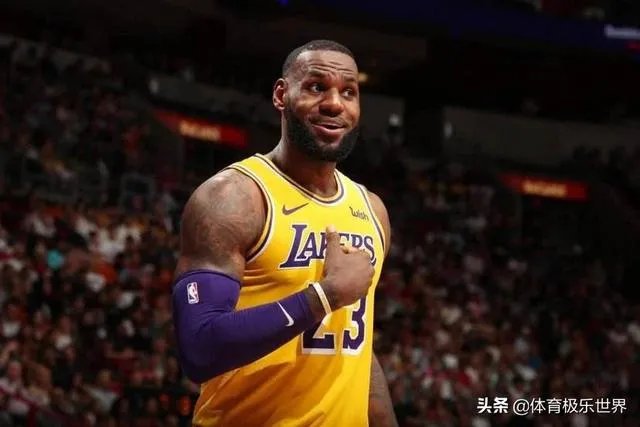 35岁老汉詹姆斯梦回巅峰再现隔人暴扣，是不是该起一个响亮的称号？