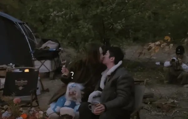 霍思燕庆生现场曝光，嗯哼送妈妈手绘贺卡好温馨，这一家的氛围如何？