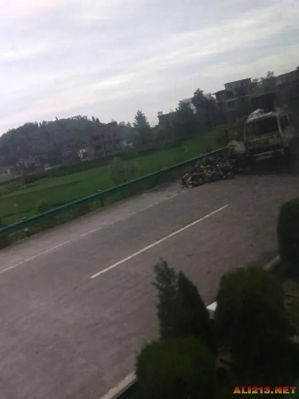 湖南发生严重车祸 货车大巴相撞爆炸仅4人逃出