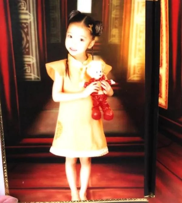 王思聪前女友豆得儿晒童年照有何用意？