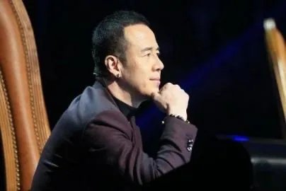 杨坤当街夜会三女,为何反被质疑性取向?