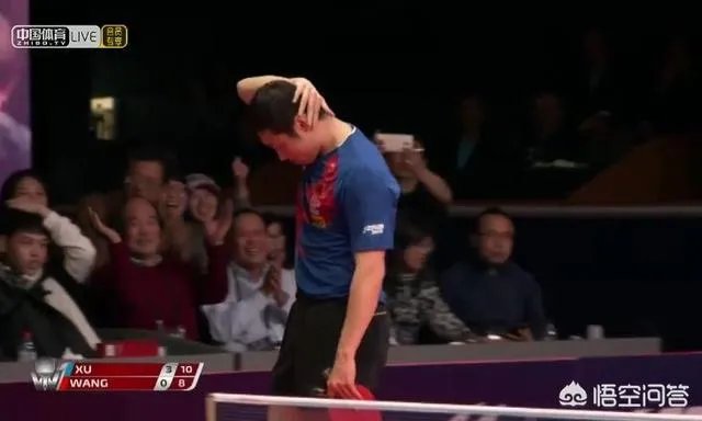 许昕最后一击战胜王楚钦瞬间，为何摸着自己的后脑勺直摇头，如何解读这一举动？