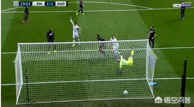 c罗队友进球为啥举手