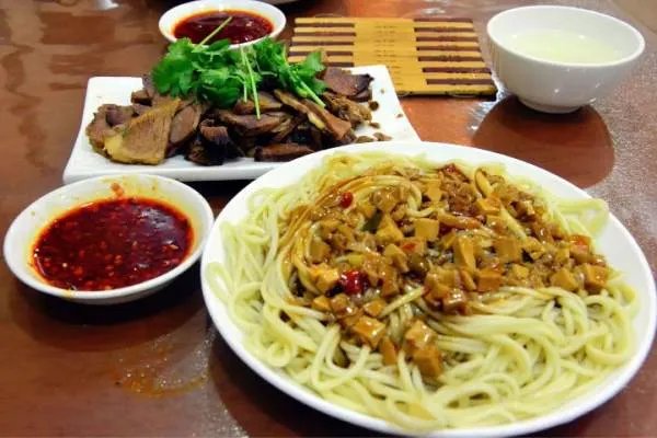 从兰州到敦煌自驾，沿途有哪些必去的景点