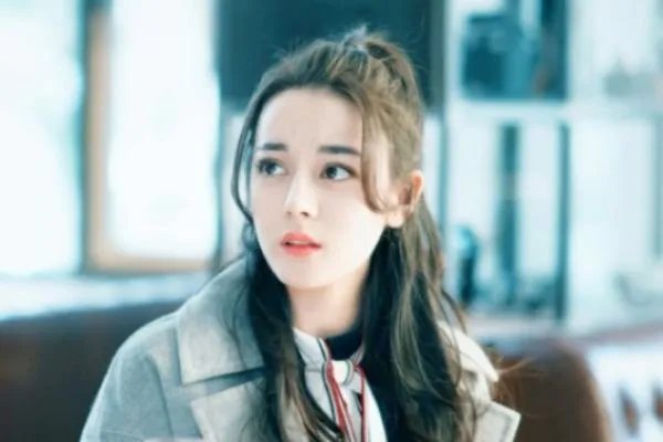 迪丽热巴现身直播间,超高颜值令人惊艳,你最喜欢她的哪个角色?