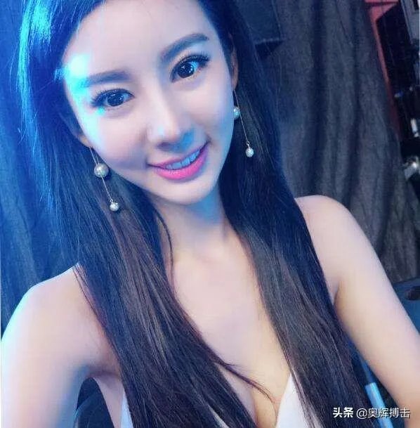 为什么搏击比赛中的举牌女郎年收入过百万？