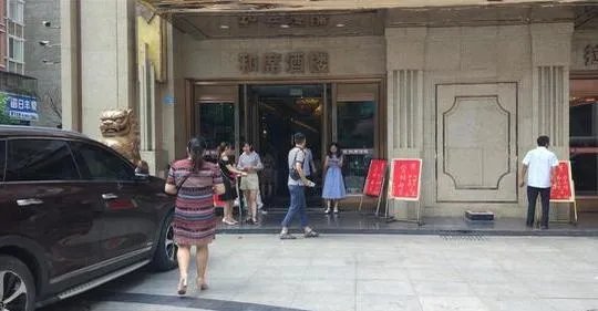 四川酒楼疑似食物中毒，25人入院治疗，什么会导致食物中毒？