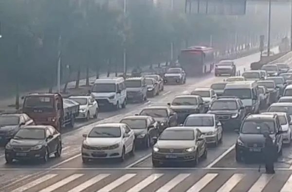 绿灯为过马路老人多亮了97秒，现场到底是何情况？