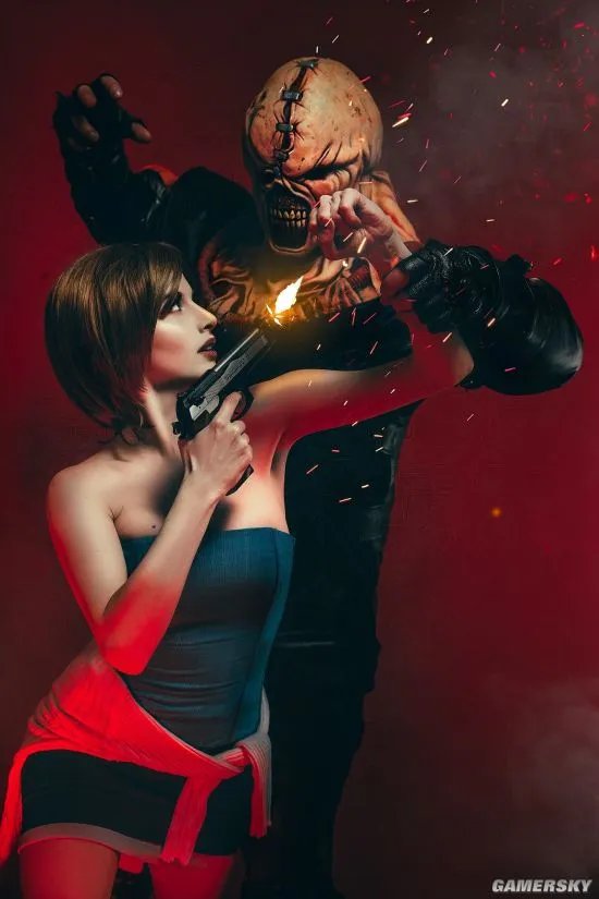 《生化危机3》吉尔COS 性感短裙大战追踪者