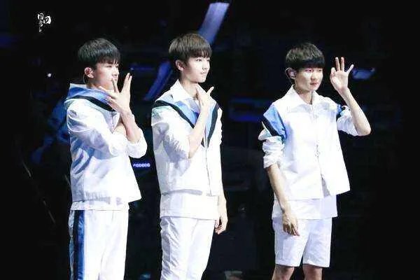 tfboys六周年演唱会直播观看人次达1.2亿次，他们有这么多粉丝吗？