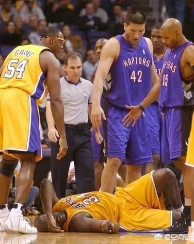 巴特尔当年用一只手将奥尼尔撂倒在地上，他当时到底用了多大的力气？有何依据？