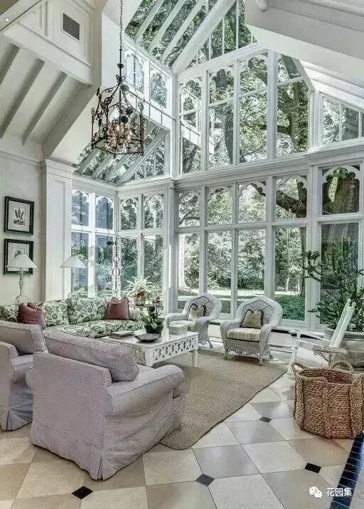 花园里有一间阳光房,美了这个灿烂的季节