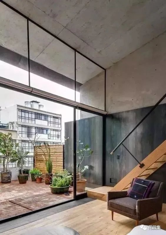 花园里有一间阳光房,美了这个灿烂的季节