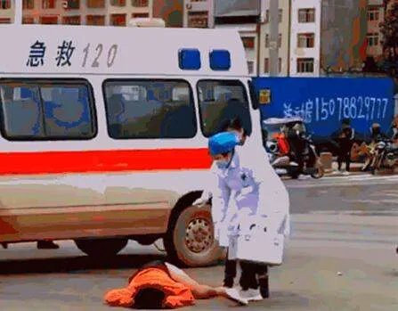 医院回应急救伤者从担架摔落