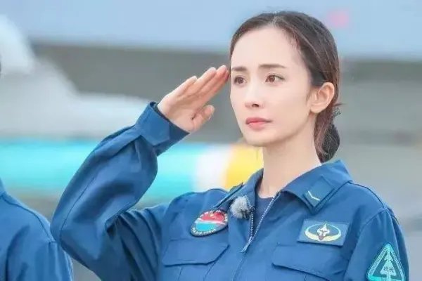 杨幂为什么被人称呼杨臭脚？