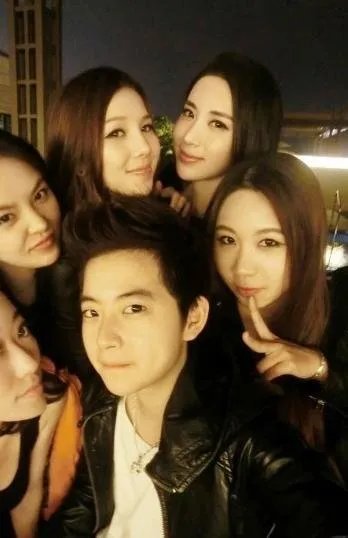 16岁富二代坐拥无数美女 拼爹时代让屌丝很难过