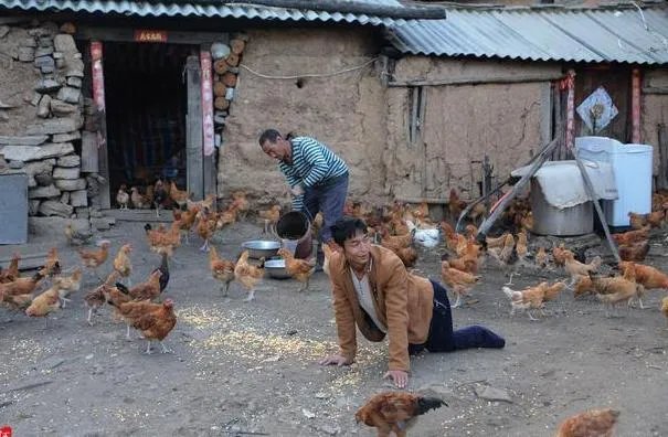 当年双腿截肢爬行26年的小伙