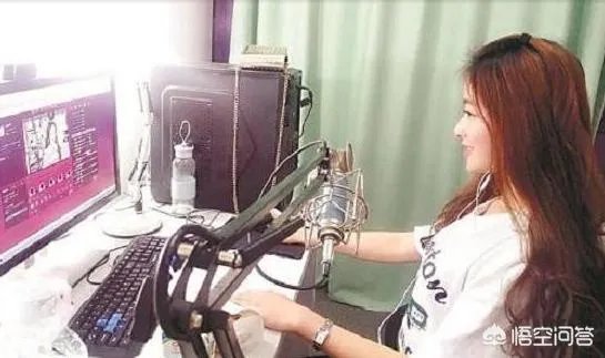 主播更换衣服忘关直播,斗鱼又一女主播火了!网友:为火不择手段,你有何看法?