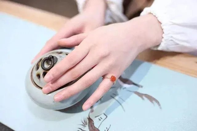 尾戒戴左手还是右手 女生左右手尾戒的含义